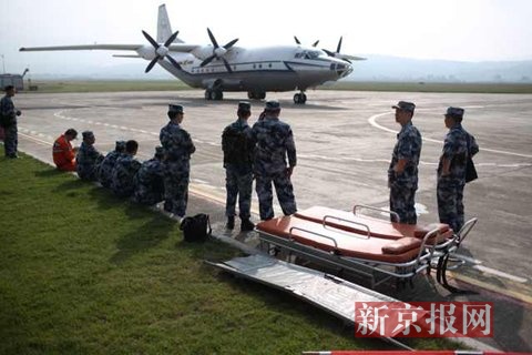 中國(guó)空軍啟用了運(yùn)8運(yùn)輸機(jī)對(duì)災(zāi)區(qū)實(shí)行200臺(tái)柴油發(fā)電機(jī)運(yùn)輸